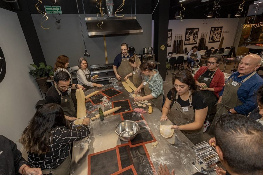Grupo preparando platillos en Cocina de Centro