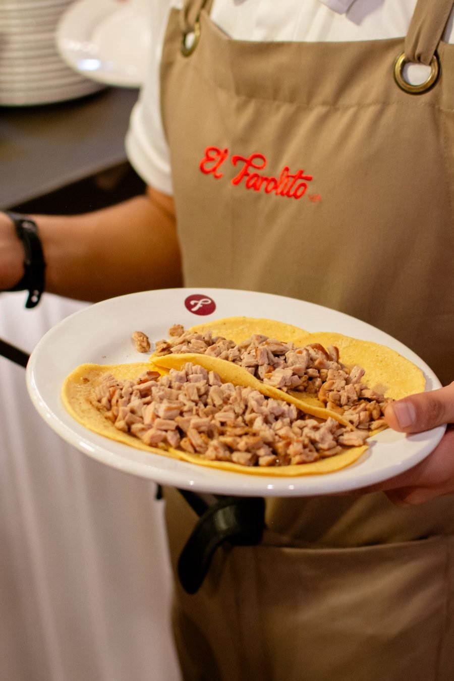 Servicio de tacos en El Farolito