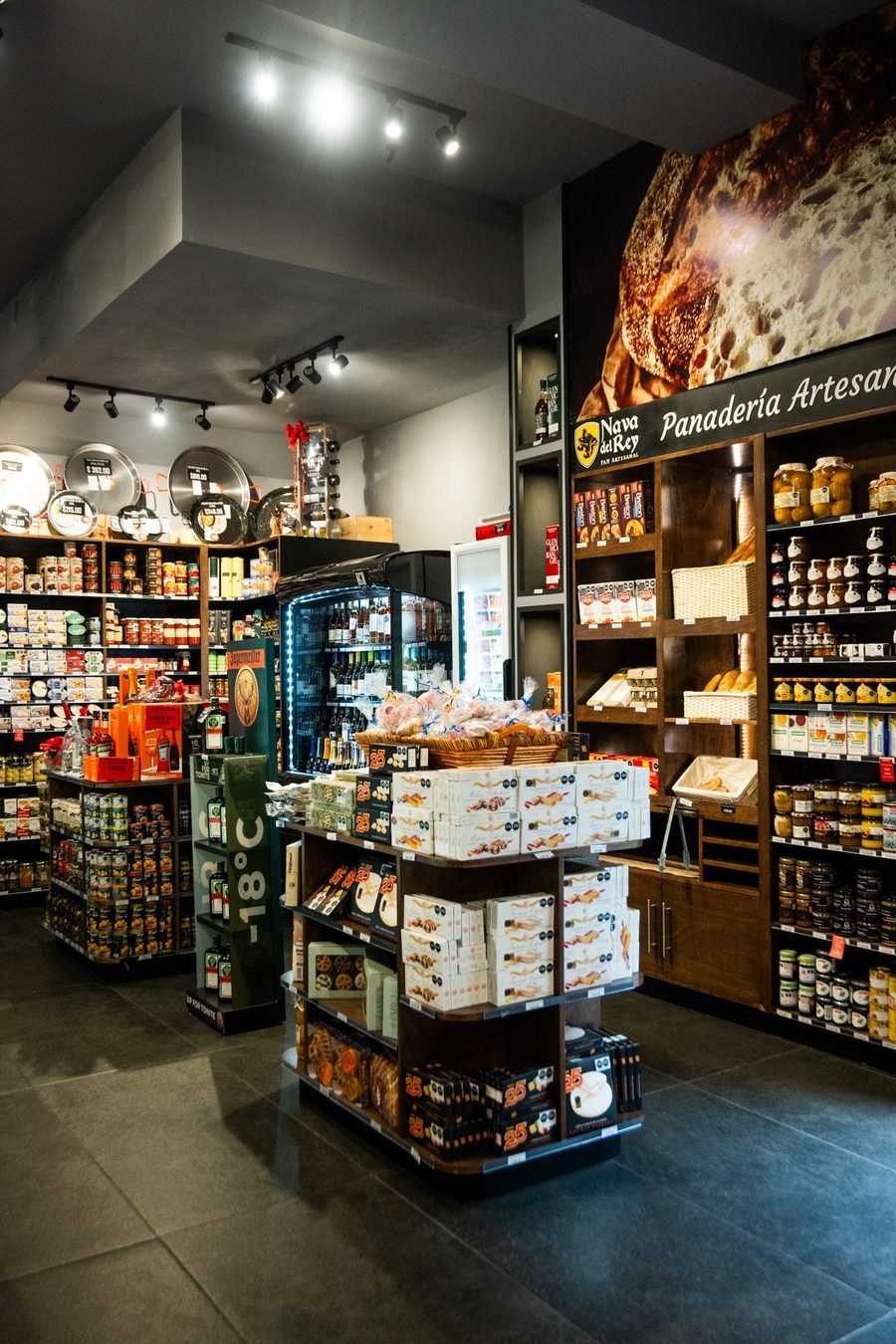 Pasillo de productos gourmet en La Castellena