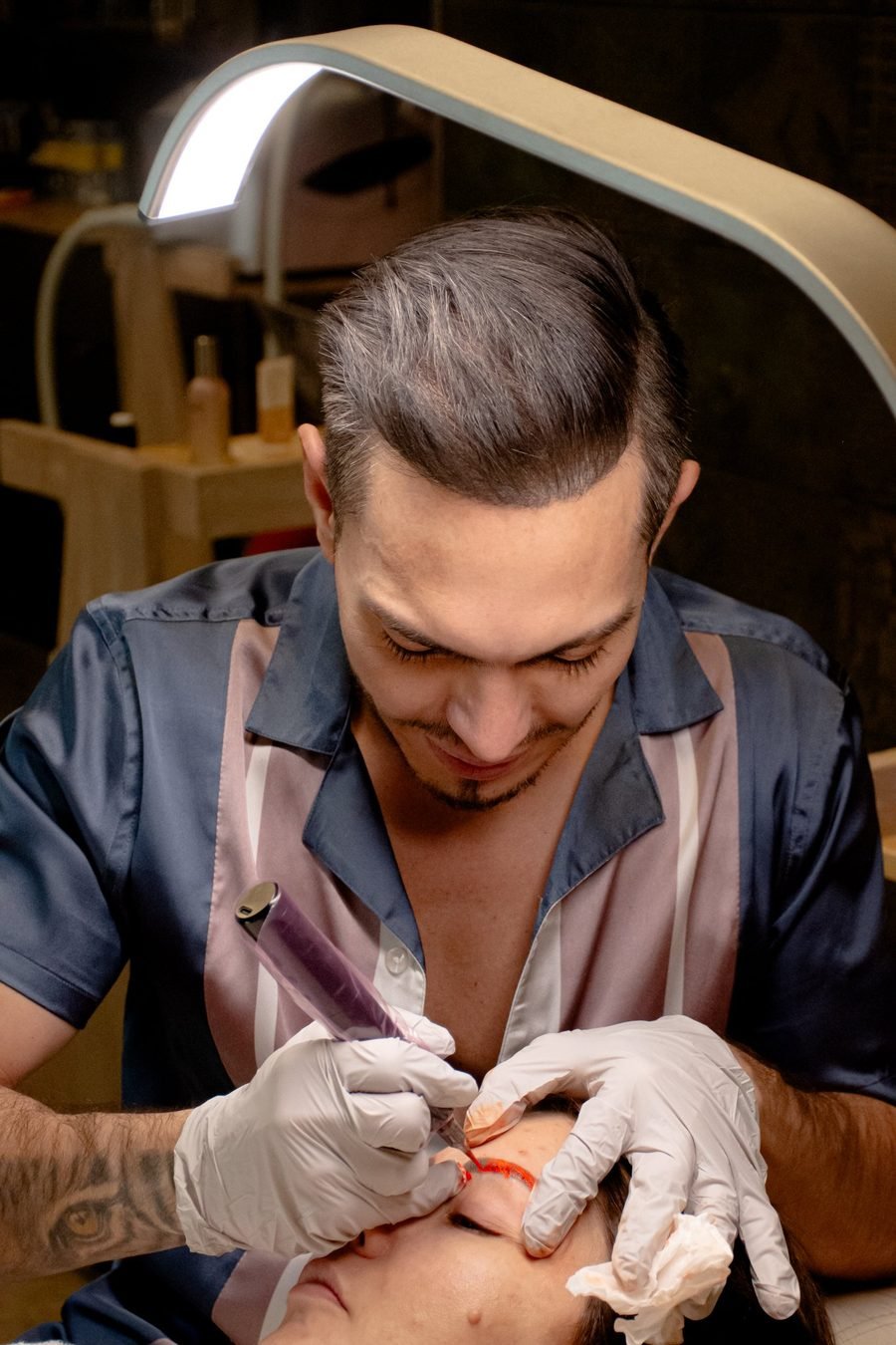 Especialista trabajando en Masao Brows