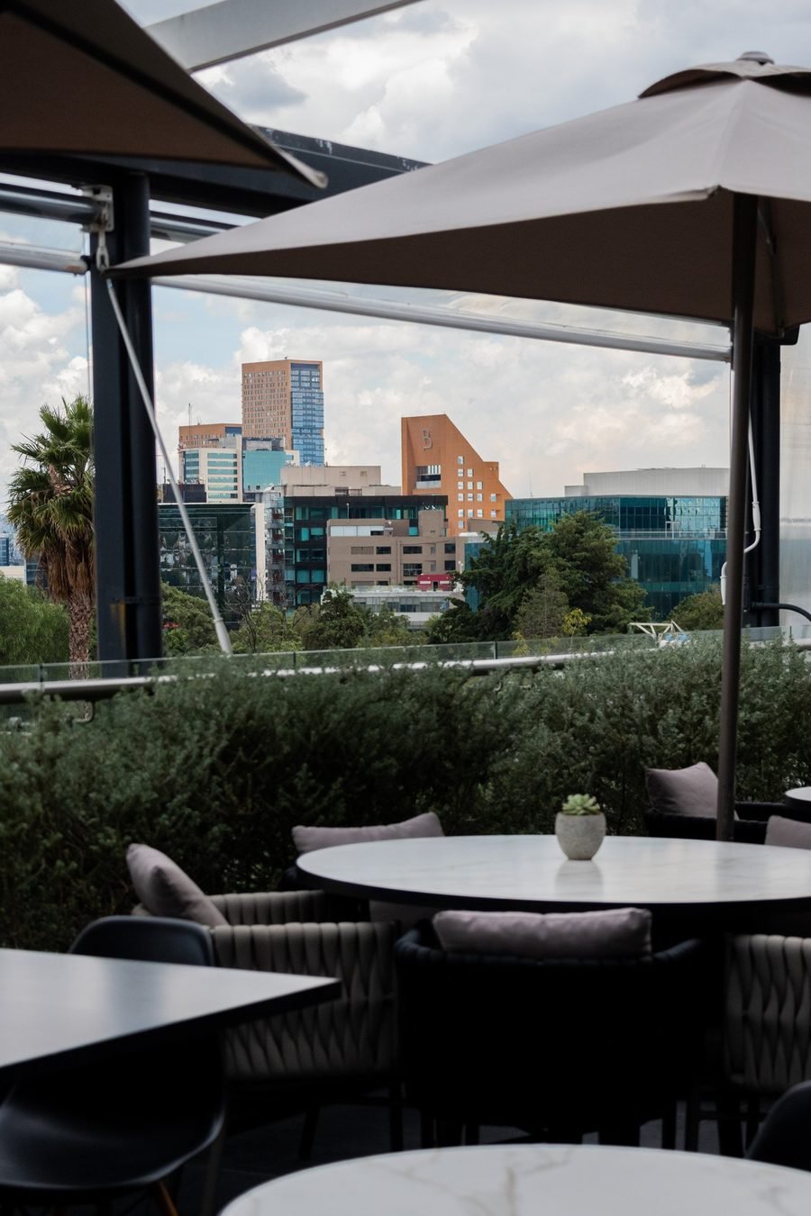 Terraza exterior de Mood con vista a la ciudad