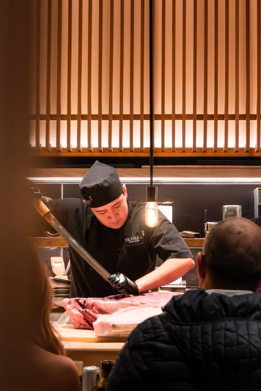 Chef preparando nigiri en la barra de Onomura