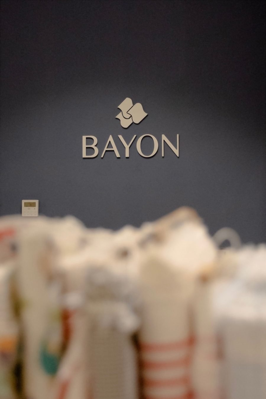 Interior de Telas Bayon con telas y logotipo