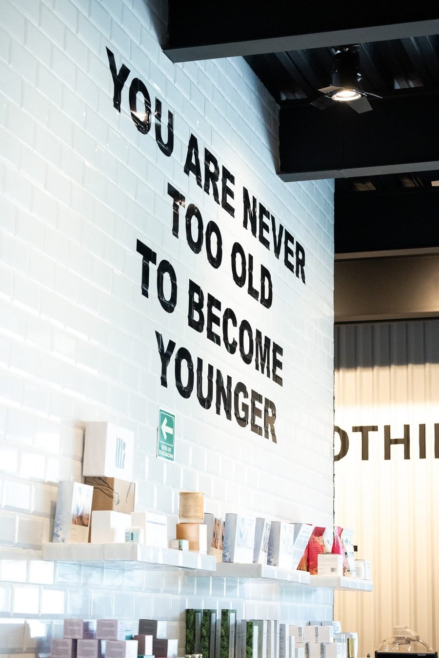 Interior de The Face Method con frase en la pared